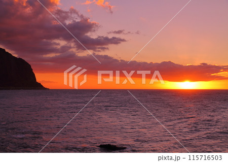 フランス海外県レユニオン島の中心都市サンドニの海岸からインド洋の日没と夕焼けの景色 115716503