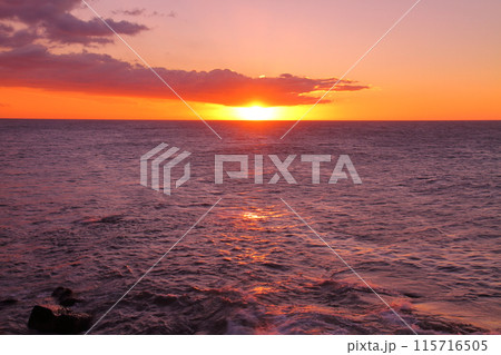 フランス海外県レユニオン島の中心都市サンドニの海岸からインド洋の日没と夕焼けの景色 フランス海外県レユニオン島の中心都市サンドニの海岸からインド洋の日没と夕焼けの景色 115716505