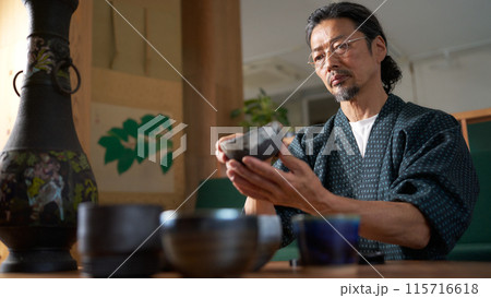 陶磁器を見つめる和服の男性　陶芸家　鑑定士　イメージ 115716618