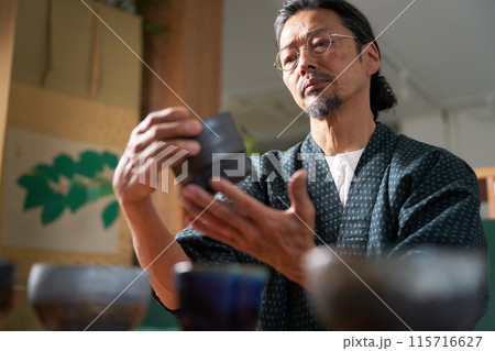 陶磁器を見つめる和服の男性　陶芸家　鑑定士　イメージ 115716627