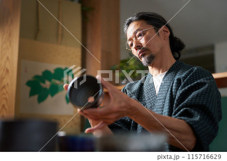 陶磁器を見つめる和服の男性　陶芸家　鑑定士　イメージ 115716629