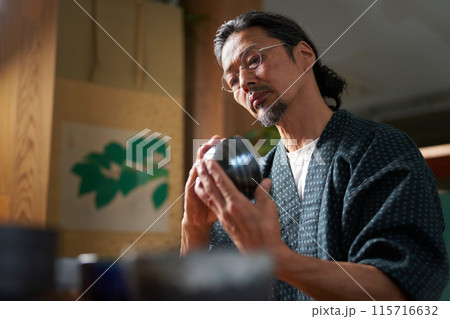 陶磁器を見つめる和服の男性　陶芸家　鑑定士　イメージ 115716632