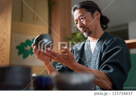 陶磁器を見つめる和服の男性　陶芸家　鑑定士　イメージ 115716637