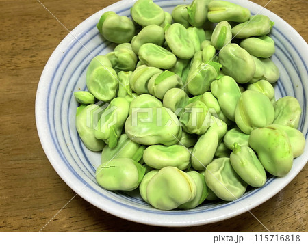 お皿に盛った茹でた美味しそうな枝豆 115716818