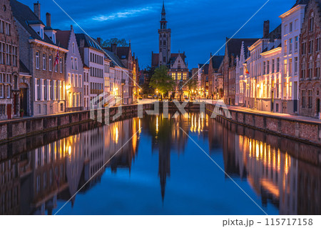 ベルギー　ブルージュ　運河　ライトアップ 115717158