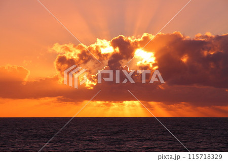 フランス海外県レユニオン島の中心都市サンドニの海岸からインド洋の日の出と朝焼けの景色 115718329