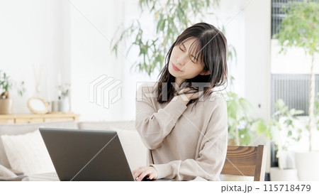 パソコン作業で肩こりを感じる女性 115718479