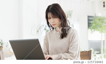 目がぼやけて画面が見にくい女性 115718481