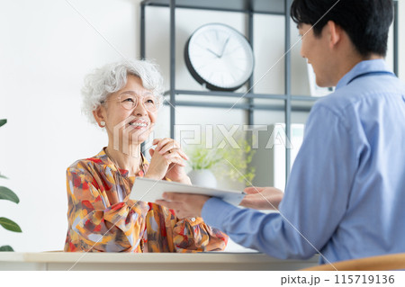 プランナーに相談するシニアの女性 プランナーに相談するシニアの女性 115719136