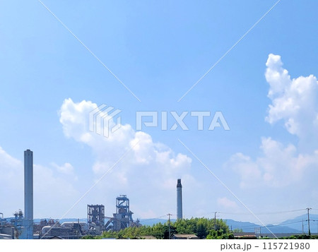 青空に浮かぶ白い雲と工場 115721980
