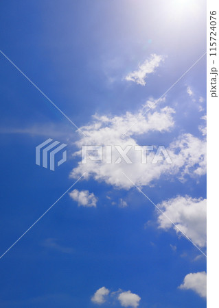 雲のある青空 (背景素材) 雲のある青空 (背景素材) 115724076