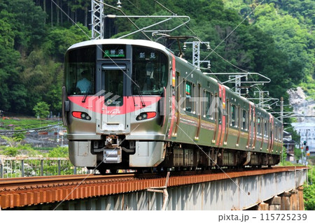 【JR西日本】227系500番台～Urara～（伯備線：方谷〜井倉・第七高梁川橋梁） 115725239
