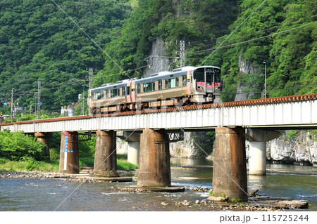 【JR西日本】227系500番台~Urara~と高梁川(伯備線:方谷〜井倉・第七高梁川橋梁) 【JR西日本】227系500番台~Urara~と高梁川(伯備線:方谷〜井倉・第七高梁川橋梁) 115725244