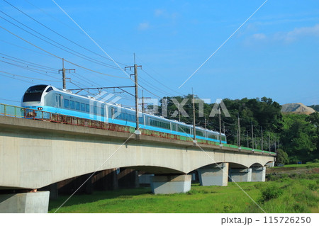 梅雨晴れの多摩川を渡るE653系1000番代 115726250