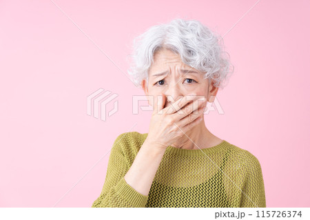 驚くシニアの女性 驚くシニアの女性 115726374