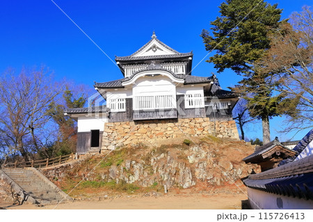 【岡山県】備中松山城（現存天守） 115726413