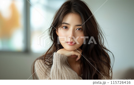 顔に手を添える女性 115726416