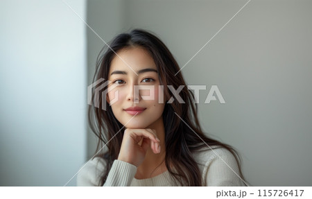 顔に手を添える女性 115726417
