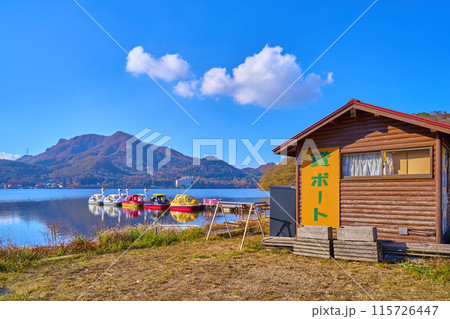 群馬県高崎市の榛名湖東岸(ボート乗り場)から西側の眺望(掃部ヶ岳,硯岩など) 115726447