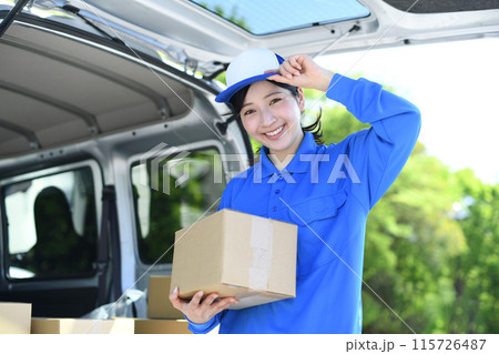 外で荷物を運ぶ配送ドライバーの女性 115726487