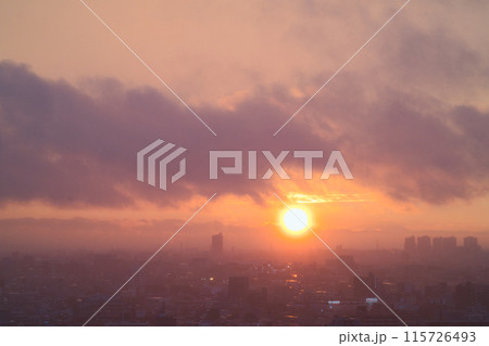 雲から顔を出す太陽 115726493