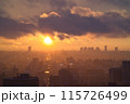 霧に包まれる都心の夕景 115726499