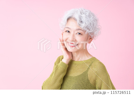 シニア女性のビューティ 115726511