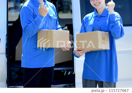 荷物を持つ配送ドライバーのアジア人の男女 115727067