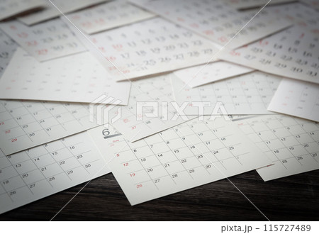 たくさんのカレンダー 背景素材 たくさんのカレンダー 背景素材 115727489