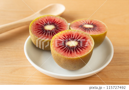 赤いキウイフルーツ　レッドキウイフルーツ　レッドキウイ　キウイ　果物 115727492