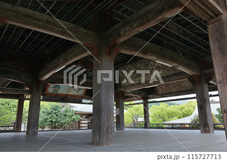 防府天満宮の春風楼の床から客殿・紅梅殿方向を見る 115727713