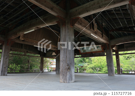 防府天満宮の春風楼の床から演舞場方向を見る 115727716