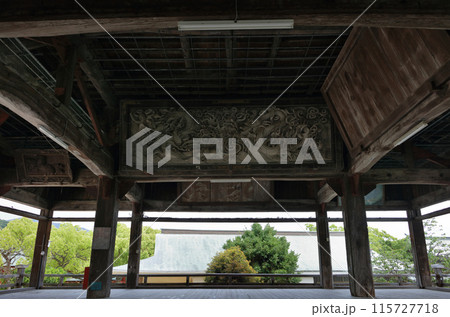 防府天満宮の春風楼の床から紅梅殿方向を見る 115727718