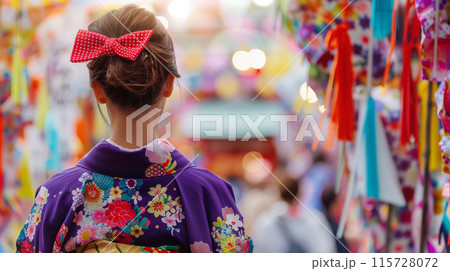 浴衣の女性と七夕祭りの装飾 115728072
