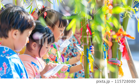 七夕祭りの浴衣を着た子供たちと短冊 115728080