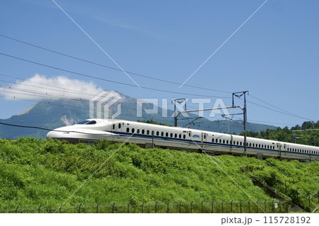 青空の下、夏の伊吹山をバックに走る新幹線 115728192