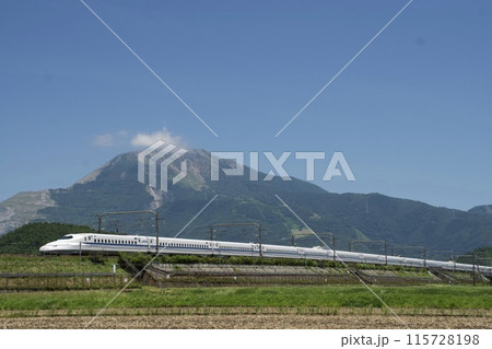 青空の下、夏の伊吹山をバックに走る新幹線 115728198