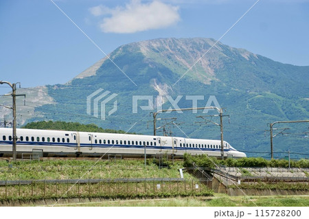 青空の下、夏の伊吹山をバックに走る新幹線 青空の下、夏の伊吹山をバックに走る新幹線 115728200