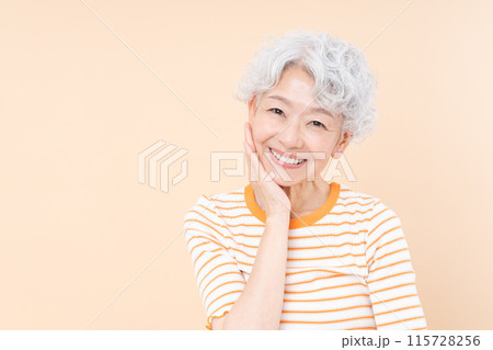 シニアの女性のビューティ 115728256