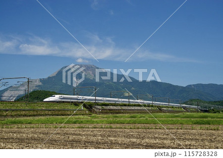 快晴の下、伊吹山をバックに走る新幹線 115728328