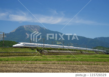 快晴の下、伊吹山をバックに走る新幹線 快晴の下、伊吹山をバックに走る新幹線 115728329