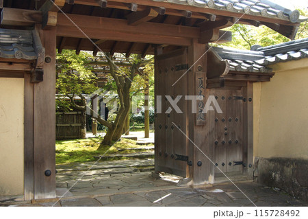 姫路城西御屋敷跡庭園「好古園」　夏木の庭　入口の門 115728492