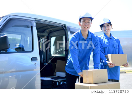 荷物を運ぶ配送ドライバーのアジア人の男女 115728730