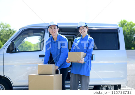 荷物を運ぶ配送ドライバーのアジア人の男女 115728732
