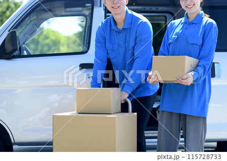 荷物を運ぶ配送ドライバーのアジア人の男女 荷物を運ぶ配送ドライバーのアジア人の男女 115728733