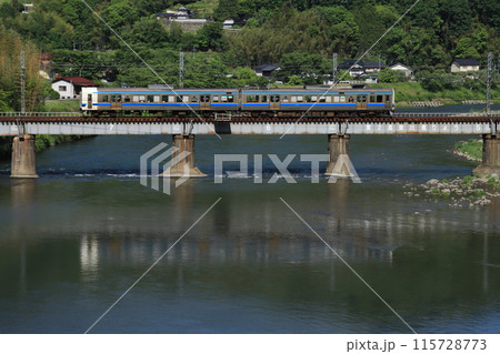 穏やかな高梁川を渡る213系電車_2024/5/17撮影 115728773