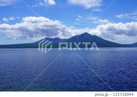 支笏湖畔から見る樽前山と風不死岳 115728944