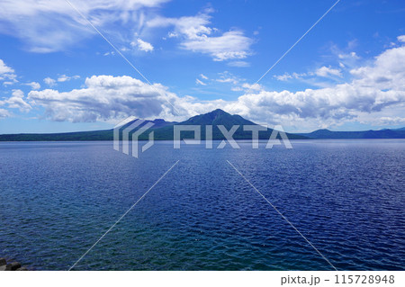支笏湖畔から見る樽前山と風不死岳 支笏湖畔から見る樽前山と風不死岳 115728948