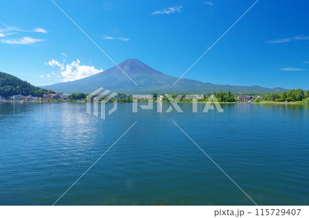 河口湖畔から望む夏の富士 河口湖畔から望む夏の富士 115729407