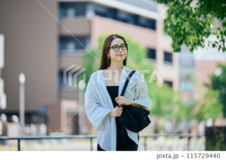 通勤する若い女性 通勤する若い女性 115729440